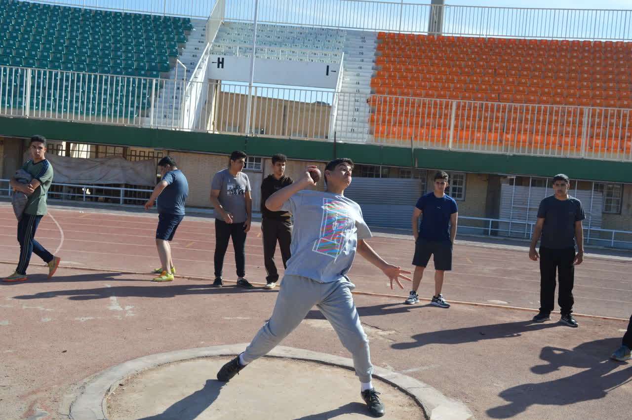 افتخار آفرینی دانش آموزان دبیرستان در مسابقات دو و میدانی